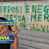 Povia ospite alla festa campana della Lega, tra persone che Salvini diceva puzzassero da far scappare i cani