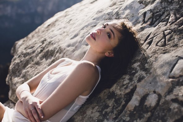 A bela modelo Kristina Srzich em ensaio fotográfico nas montanhas de Julia Trotti Julia Trotti arte fotografia fashion mulheres modelos beleza montanhas kristina srzich