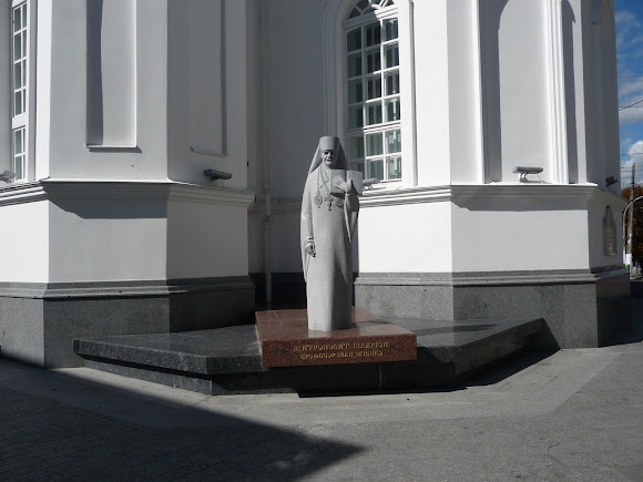 Житомир. Михайловская ул. Свято-Михайловская церковь. Памятник митрополиту Илариону (Ивану Огиенко) Житомир. Михайловская ул. Свято-Михайловская церковь. Памятник митрополиту Илариону (Ивану Огиенко)
