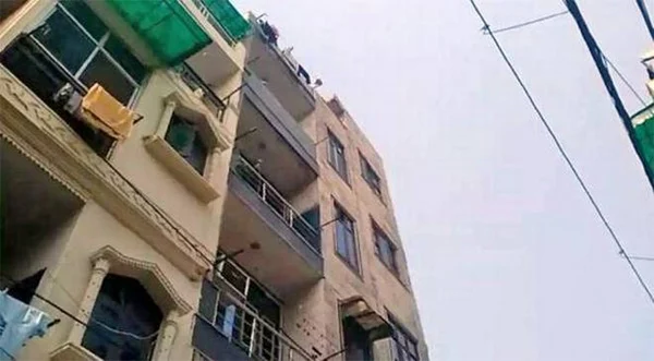 Man stabs wife before jumping to death in rohini,  New Delhi, News, National, Wife, Husband, Stabbed, Injured, Death, Hospital.