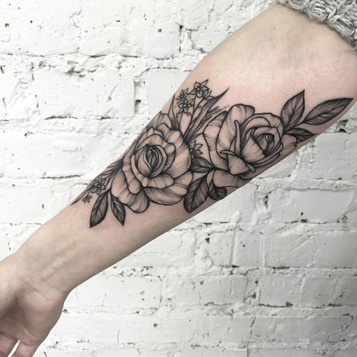 Simples e bonito floral manga da tatuagem. Mesmo que ele não possui cores brilhantes e ensolarados, ele tenta lidar com a simplicidade e a clareza de que o projeto tem. Ele também traz um novo olhar para a tatuagem. (Foto: Fontes de imagem)