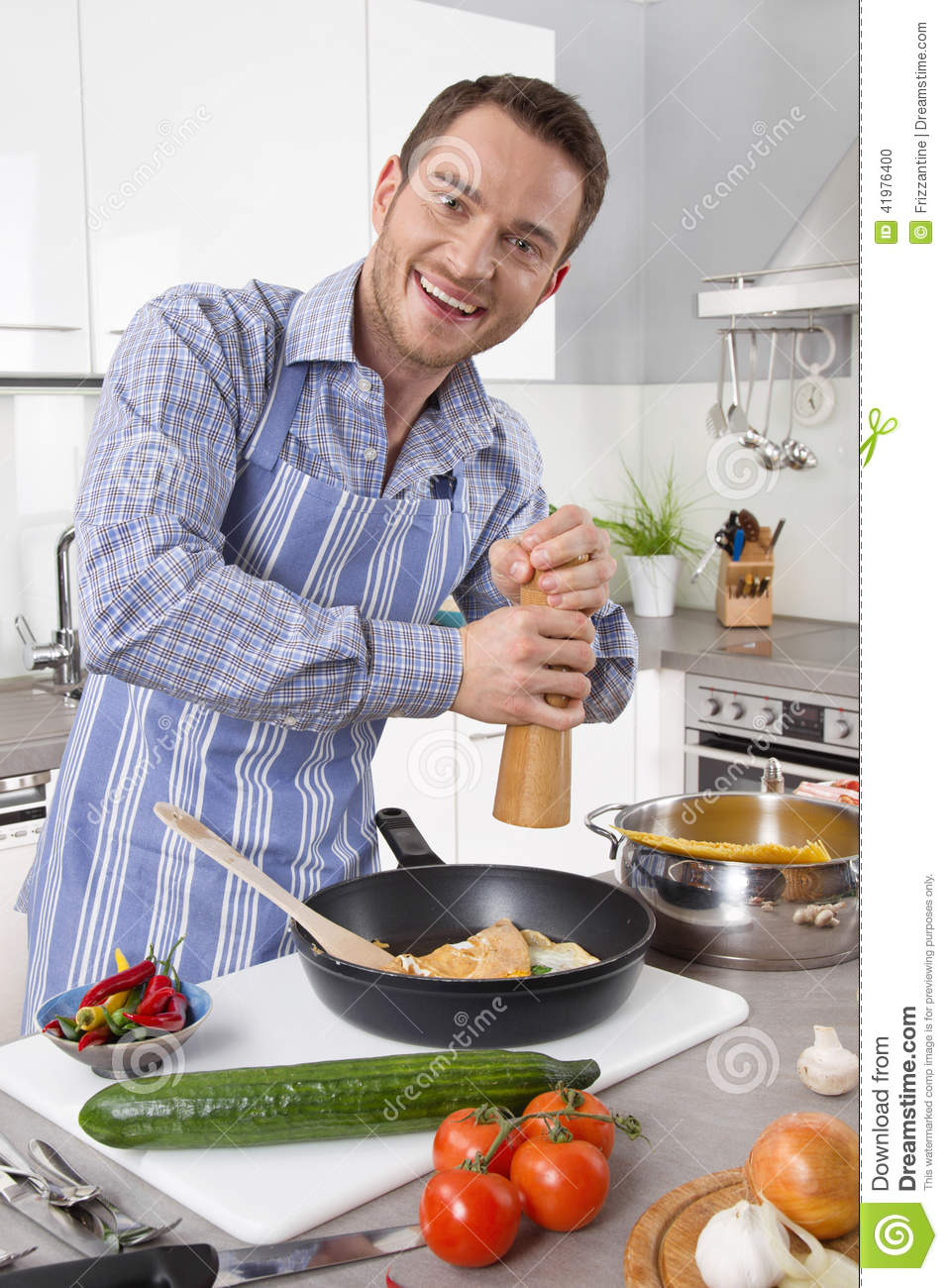 Как называются люди которые готовят. Повар-пиццмейкер. Мужчина готовит на кухне. Мужчина жарит яичницу. Шеф повар со стейком.