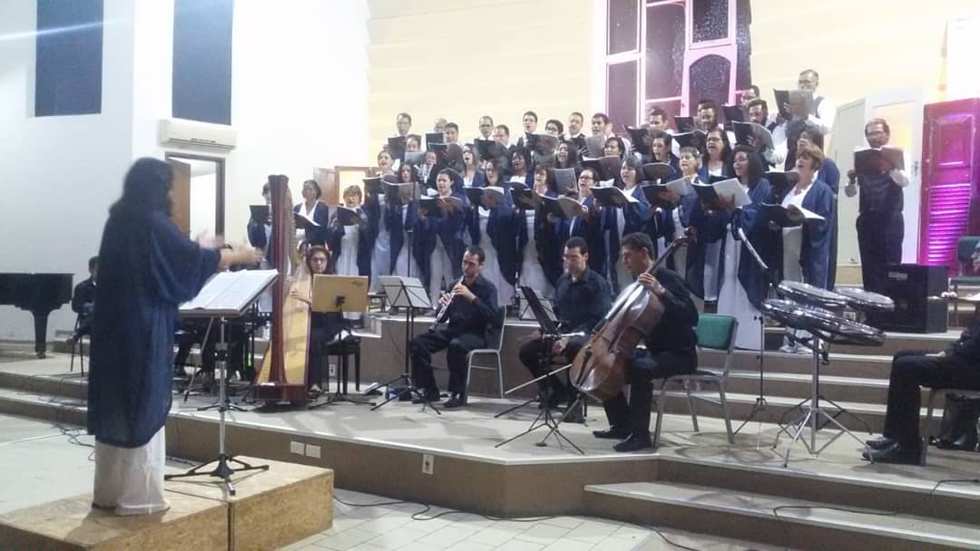 Harpista Monica Cury participa do Requiem Rutter apresentado pelo