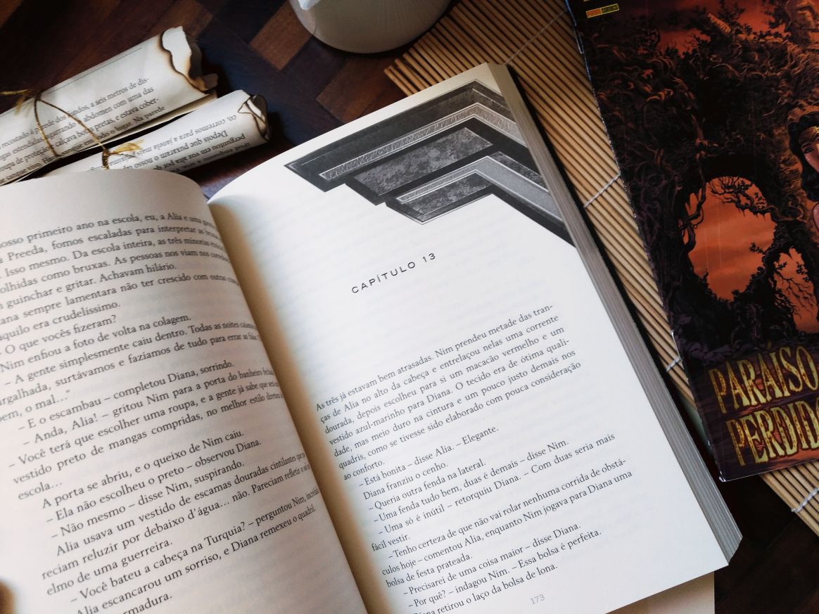 { #RESENHA } MULHER MARAVILHA: SEMENTE DE GUERRA - LEIGH BARDUGO ( LENDAS DA DC #1) "Mulher Maravilha – Semente de Guerra", da autora Leigh Bardugo, é o primeiro livro da série “Ícones da DC”, publicado em 2017 pela editora Arqueiro aqui no Brasil. A série contará com 4 livros, sendo cada um de uma autora diferente, e o segundo livro já tem nome em Inglês "Batman: Nightwalker" (em tradução livre Batman: Viajante Noturno) com data de lançamento nos EUA para janeiro/2018. Ele foi escrito pela autora Marie Lu, da trilogia "Legend".