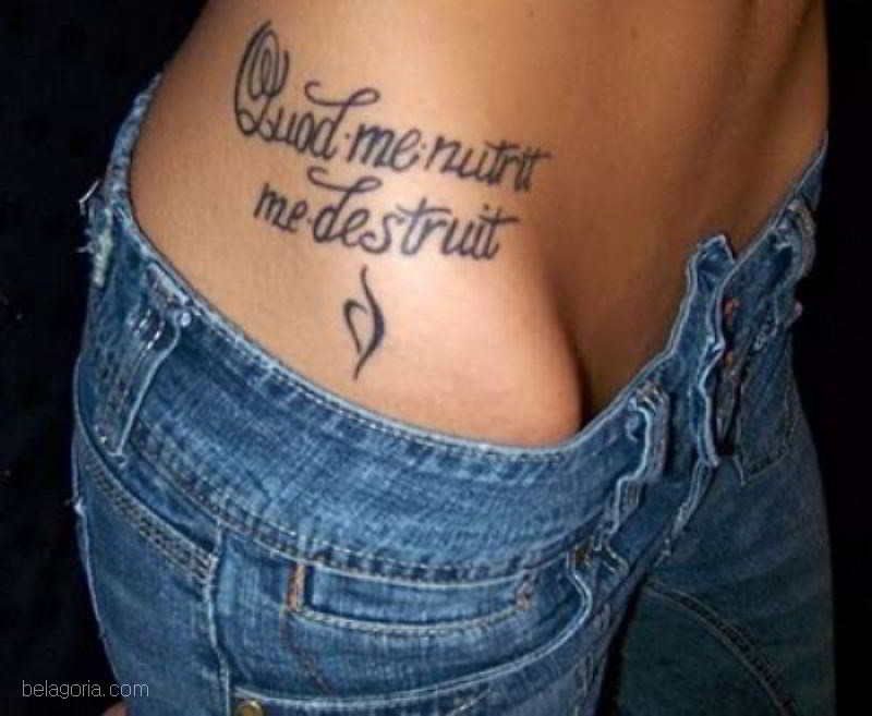 Tatuaje de frase en latin en la cadera
