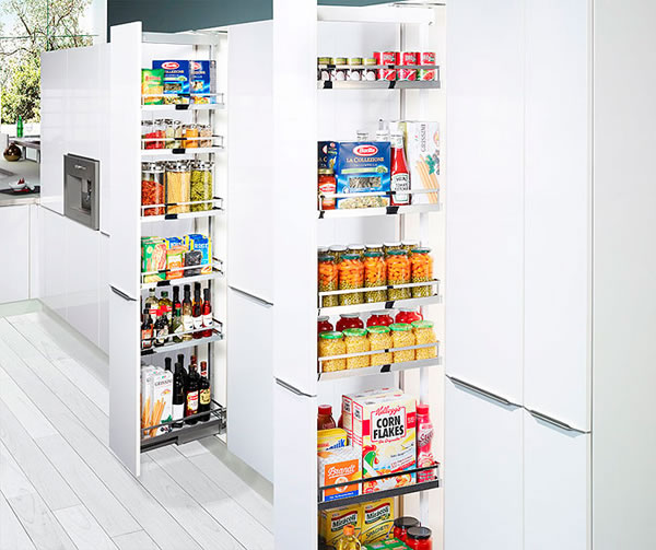 Armario despensero con baldas extraíbles para mantener el orden en la cocina