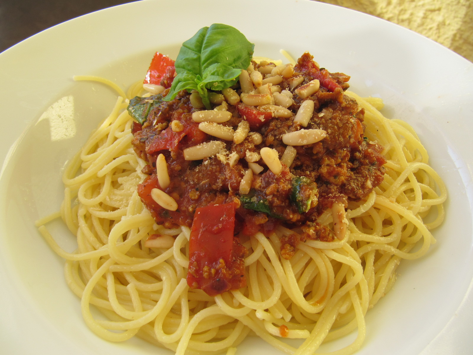 LaVeganée: Spaghetti Bolognese mit Basilikum Tofu