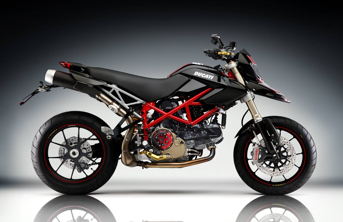 motorcycles: The Ducati Hypermotard attacks urban canyons and carves