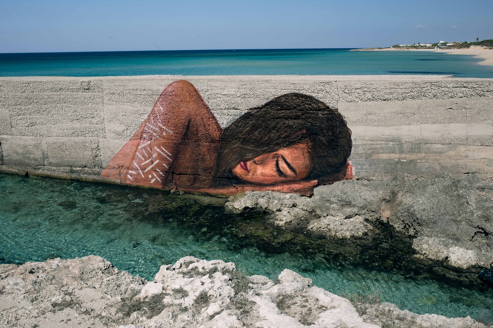 Artist Paints Murals of Women While Floating on a Surfboard Artist Paints Murals of Women While Floating on a Surfboard