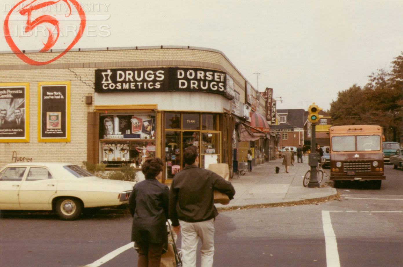 30 Fascinating Color Photographs That Capture Street Scenes of Queens
