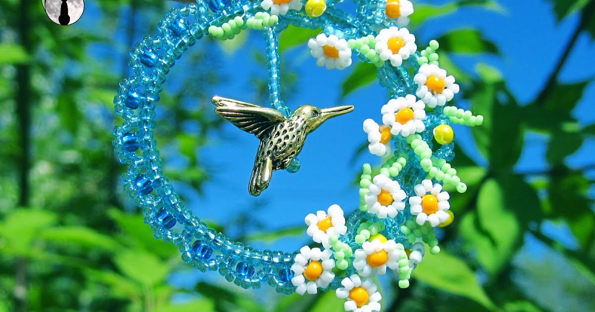 Ожерелье цветочки птичка. Порхает птица в цветах. Серёжка с цветочком фото.