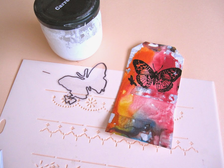 repetición pasos 1, 2 y 3 del tag de marzo Celebrating Springtime con polvos emboss negros