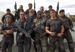 Schwarzenegger junto a Stallone y sus amigos en Los Mercenarios Schwarzenegger junto a Stallone y sus amigos en Los Mercenarios