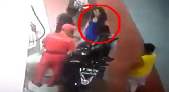 Tak Mau Antri, Ibu Isi Pertamax Rp. 10 Ribu Tampar 4 Kali Petugas SPBU Tak Mau Antri, Ibu Isi Pertamax Rp. 10 Ribu Tampar 4 Kali Petugas SPBU