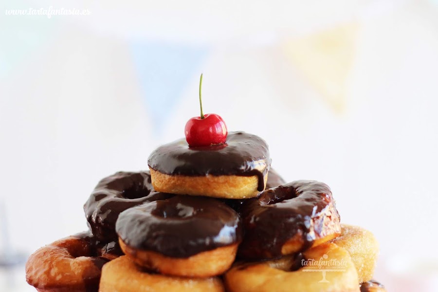 como hacer una tarta de donuts