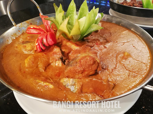 BUFFET CAHAYA RAMADAN 2019 BUKA PUASA DI BANGI RESORT HOTEL - Bila tibanya bulan puasa Ramadan, majlis buka puasa secara buffet memang tak asing lagi di negara kita ini. Jadi ! Entri hari ini, mummy Nak kongsikan pada korang BUFFET CAHAYA RAMADAN 2019 BUKA PUASA DI BANGI RESORT HOTEL. BUFFET CAHAYA RAMADAN 2019 BUKA PUASA DI BANGI RESORT HOTEL Mungkin ada yang tercari-cari tempat makan untuk majlis berbuka di sekitar Bangi dan Putrajaya samada berbuka puasa dengan keluarga, kawan sepejabat, sanak saudara atau rakan-rakan. Nak nampak best berbuka puasa secara esklusif ni, memang mummy highly recommended BUFFET CAHAYA RAMADAN 2019 BUKA PUASA DI BANGI RESORT HOTEL BUFFET CAHAYA RAMADAN 2019 BUKA PUASA DI BANGI RESORT HOTEL akan berada di Restoran Funtasia tingkat 1 di Bangi Resort Hotel. Ada yang tanya mummy, hotel baru ke tu?? Tak pernah dengar nama BANGI RESORT HOTEL tu pun. Oh ya ! Kalau korang nak tahu... hotel ni, dulu kala pernah menggunakan nama HOTEL EQUATORIAL BANGI dan juga HOTEL BANGI-PUTRAJAYA. Jangan tanya mummy lelebih kenapa mereka tukar nama ye ! LEBIH 200 SELEKSI PILIHAN MENU BUFFET CAHAYA RAMADAN 2019 BUKA PUASA DI BANGI RESORT HOTEL Kalau korang nak tahu, sebenarnya berbaloi ke BUFFET CAHAYA RAMADAN 2019 BUKA PUASA DI BANGI RESORT HOTEL. Sebab mereka menghidangkan lebih 200 seleksi pilihan menu untuk BUFFET CAHAYA RAMADAN 2019 BUKA PUASA DI BANGI RESORT HOTEL. Banyak,kan ! Jadi bagi sesiapa yang picky eater. Mummy yakin, dalam banyak-banyak menu di sini pasti ada pilihan yang sesuai ! BUFFET CAHAYA RAMADAN 2019 BUKA PUASA DI BANGI RESORT mengetengahkan menu masakan kampung serta antarabangsa. Terdapat bermacam-macam pilihan makanan dari chef-chef yang hebat dari pembuka selera, mee, nasi, pelbagai lauk sehingga ke pemanis mulut Pilihan minuman yang beraneka jenis dari minuman panas hinggalah ke minuman sejuk Pelbagai sambal : sambal hitam, sambal belacan, sambal tempoyak, sambal mangga, sambal kicap dan lain-lain Tak lupa juga, kid's corner yang di tunggu-tunggu oleh anak-anak kami ! Nasi Kerabu dan Ayam berempah Satay ayam dan daging Japanese Stall juga ada di sini ! Buffet Ramadan di sini memang KAMBING BAKAR ini WAJIB ! Tarikan istimewa tahun ini, ada kehadiran robot bernama "Robbie" yang boleh menyediakan aiskrim dan minuman berasaskan kopi. Nak tahu macam mana? Haaa..bab ni, kena datang sendiri pada bulan Ramadhan nanti. Semua menu BUFFET CAHAYA RAMADAN 2019 BUKA PUASA DI BANGI RESORT HOTEL memang banyak dan boleh memuaskan hati pengunjung. Jangan ragu-ragu bab HALAL. Dapur Funtasia, harmoni, pastry dan banquet semuanya HALAL serta disahkan oleh JAKIM ANAK-ANAK LEPAK SANTAI DI KOLAM IKAN BANGI RESORT HOTEL Sementara nak tunggu waktu buka puasa, anak-anak boleh beriadah di luar BANGI RESORT HOTEL untuk memberi ikan makan di kolam ikan atau ambil angin di kawasan kolam renang. Anak-anak kecil pastinya suka aktiviti sebegini, dan taklah mereka bosan menunggu waktu buffet buka puasa atau waktu makan malam yang panjang. Makanan ikan boleh di dapati dan di beli di lobi hotel. Jangan masukkan sebarangan makanan tau ! Ikan di sini lain. Mereka ada allergy tersendiri. HARGA BUFFET CAHAYA RAMADAN 2019 BUKA PUASA DI BANGI RESORT HOTEL Berapa HARGA BUFFET CAHAYA RAMADAN 2019 BUKA PUASA DI BANGI RESORT HOTEL ? Harga BUFFET CAHAYA RAMADAN 2019 BUKA PUASA DI BANGI RESORT HOTEL adalah serti di bawah :- Beli dari tarikh 15 MAC - 15 APRIL 2019 : RM75++ (dewasa) dan RM37. 50++ (kanak-kanak) PRA BAYAR (24 JAM SEBELUM) : RM90++ (dewasa) dan RM45++ (kanak-kanak) WALK IN DAN HARGA BIASA : RM120++ (dewasa) dan RM60 (kanak-kanak) Bagi setiap pelanggan dewasa yang membeli pakej BUFFET CAHAYA RAMADAN 2019 BUKA PUASA DI BANGI RESORT HOTEL. Setiap RM3.50 akan di salurkan ke tabung Islamic Relief Malaysia. Untuk tempahan, hubungi : Telefon : 03-82102222 Email : fb_reservations@hotelbangi-putrajaya.com Website : www.bangiresorthotel.com BUFFET CAHAYA RAMADAN 2019 BUKA PUASA DI BANGI RESORT HOTEL - Bila tibanya bulan puasa Ramadan, majlis buka puasa secara buffet memang tak asing lagi di negara kita ini. Jadi ! Entri hari ini, mummy Nak kongsikan pada korang BUFFET CAHAYA RAMADAN 2019 BUKA PUASA DI BANGI RESORT HOTEL. BUFFET CAHAYA RAMADAN 2019 BUKA PUASA DI BANGI RESORT HOTEL Mungkin ada yang tercari-cari tempat makan untuk majlis berbuka di sekitar Bangi dan Putrajaya samada berbuka puasa dengan keluarga, kawan sepejabat, sanak saudara atau rakan-rakan. Nak nampak best berbuka puasa secara esklusif ni, memang mummy highly recommended BUFFET CAHAYA RAMADAN 2019 BUKA PUASA DI BANGI RESORT HOTEL BUFFET CAHAYA RAMADAN 2019 BUKA PUASA DI BANGI RESORT HOTEL akan berada di Restoran Funtasia tingkat 1 di Bangi Resort Hotel. Ada yang tanya mummy, hotel baru ke tu?? Tak pernah dengar nama BANGI RESORT HOTEL tu pun. Oh ya ! Kalau korang nak tahu... hotel ni, dulu kala pernah menggunakan nama HOTEL EQUATORIAL BANGI dan juga HOTEL BANGI-PUTRAJAYA. Jangan tanya mummy lelebih kenapa mereka tukar nama ye ! LEBIH 200 SELEKSI PILIHAN MENU BUFFET CAHAYA RAMADAN 2019 BUKA PUASA DI BANGI RESORT HOTEL Kalau korang nak tahu, sebenarnya berbaloi ke BUFFET CAHAYA RAMADAN 2019 BUKA PUASA DI BANGI RESORT HOTEL. Sebab mereka menghidangkan lebih 200 seleksi pilihan menu untuk BUFFET CAHAYA RAMADAN 2019 BUKA PUASA DI BANGI RESORT HOTEL. Banyak,kan ! Jadi bagi sesiapa yang picky eater. Mummy yakin, dalam banyak-banyak menu di sini pasti ada pilihan yang sesuai ! BUFFET CAHAYA RAMADAN 2019 BUKA PUASA DI BANGI RESORT mengetengahkan menu masakan kampung serta antarabangsa. Terdapat bermacam-macam pilihan makanan dari chef-chef yang hebat dari pembuka selera, mee, nasi, pelbagai lauk sehingga ke pemanis mulut Pilihan minuman yang beraneka jenis dari minuman panas hinggalah ke minuman sejuk Pelbagai sambal : sambal hitam, sambal belacan, sambal tempoyak, sambal mangga, sambal kicap dan lain-lain Tak lupa juga, kid's corner yang di tunggu-tunggu oleh anak-anak kami ! Nasi Kerabu dan Ayam berempah Satay ayam dan daging Japanese Stall juga ada di sini ! Buffet Ramadan di sini memang KAMBING BAKAR ini WAJIB ! Tarikan istimewa tahun ini, ada kehadiran robot bernama "Robbie" yang boleh menyediakan aiskrim dan minuman berasaskan kopi. Nak tahu macam mana? Haaa..bab ni, kena datang sendiri pada bulan Ramadhan nanti. Semua menu BUFFET CAHAYA RAMADAN 2019 BUKA PUASA DI BANGI RESORT HOTEL memang banyak dan boleh memuaskan hati pengunjung. Jangan ragu-ragu bab HALAL. Dapur Funtasia, harmoni, pastry dan banquet semuanya HALAL serta disahkan oleh JAKIM ANAK-ANAK LEPAK SANTAI DI KOLAM IKAN BANGI RESORT HOTEL Sementara nak tunggu waktu buka puasa, anak-anak boleh beriadah di luar BANGI RESORT HOTEL untuk memberi ikan makan di kolam ikan atau ambil angin di kawasan kolam renang. Anak-anak kecil pastinya suka aktiviti sebegini, dan taklah mereka bosan menunggu waktu buffet buka puasa atau waktu makan malam yang panjang. Makanan ikan boleh di dapati dan di beli di lobi hotel. Jangan masukkan sebarangan makanan tau ! Ikan di sini lain. Mereka ada allergy tersendiri. HARGA BUFFET CAHAYA RAMADAN 2019 BUKA PUASA DI BANGI RESORT HOTEL Berapa HARGA BUFFET CAHAYA RAMADAN 2019 BUKA PUASA DI BANGI RESORT HOTEL ? Harga BUFFET CAHAYA RAMADAN 2019 BUKA PUASA DI BANGI RESORT HOTEL adalah serti di bawah :- Beli dari tarikh 15 MAC - 15 APRIL 2019 : RM75++ (dewasa) dan RM37. 50++ (kanak-kanak) PRA BAYAR (24 JAM SEBELUM) : RM90++ (dewasa) dan RM45++ (kanak-kanak) WALK IN DAN HARGA BIASA : RM120++ (dewasa) dan RM60 (kanak-kanak) Bagi setiap pelanggan dewasa yang membeli pakej BUFFET CAHAYA RAMADAN 2019 BUKA PUASA DI BANGI RESORT HOTEL. Setiap RM3.50 akan di salurkan ke tabung Islamic Relief Malaysia. Untuk tempahan, hubungi : Telefon : 03-82102222 Email : fb_reservations@hotelbangi-putrajaya.com Website : www.bangiresorthotel.com