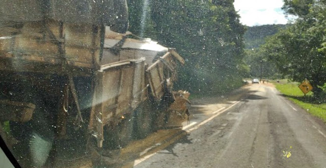Caminhão bate em bitrem e carga fica espalhada pela estrada