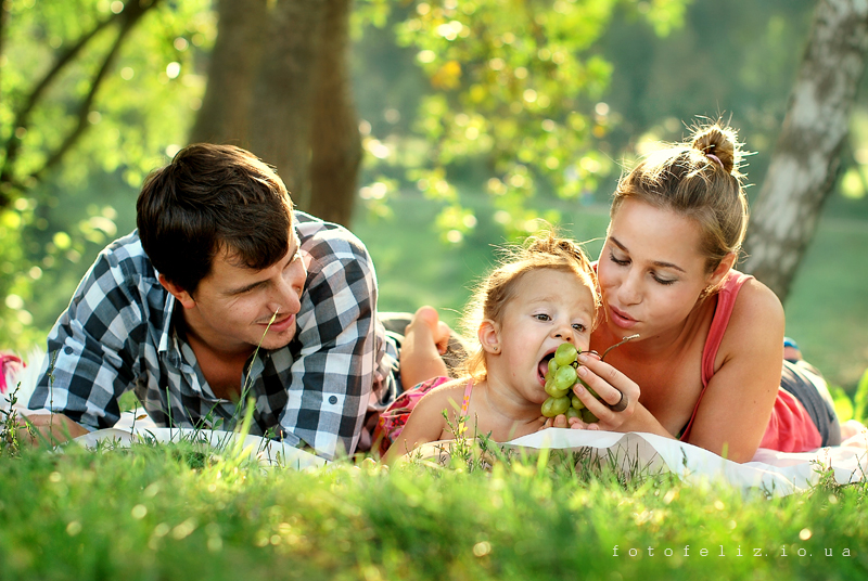 уютный дом семья. папа дочка на даче. семья в огороде. папа на даче. папа с дочкой беседуют.