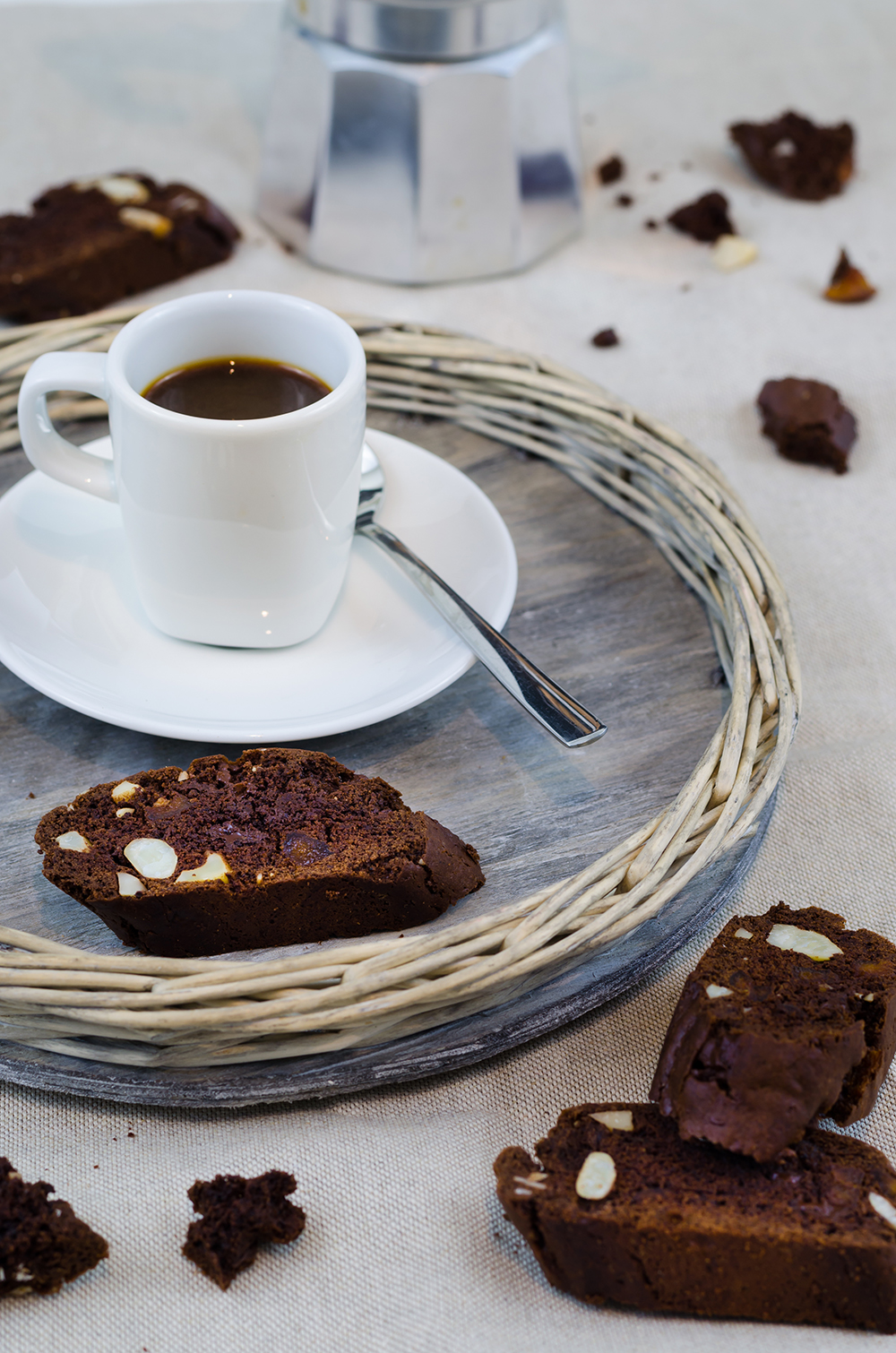 Schokoladen Cantuccini mit Paranüssen und getrockneten Aprikosen ...