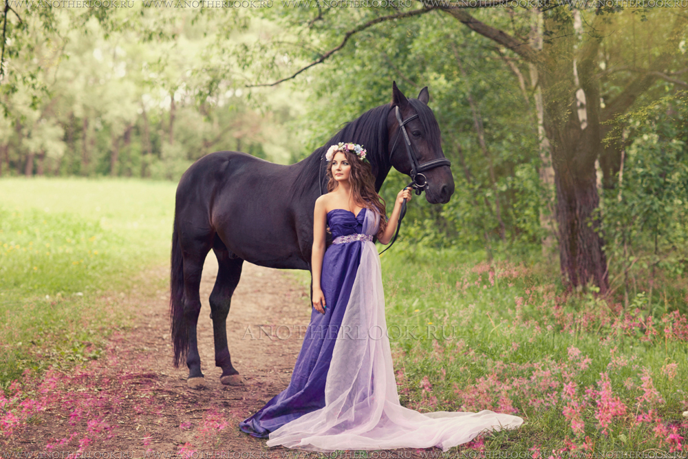 Негритянку конем. Фотосессия с лошадьми образы. Фотосессия с лошадью в платье. Фотосессия с лошадьми образы летом. Красивая фотосессия с лошадью.