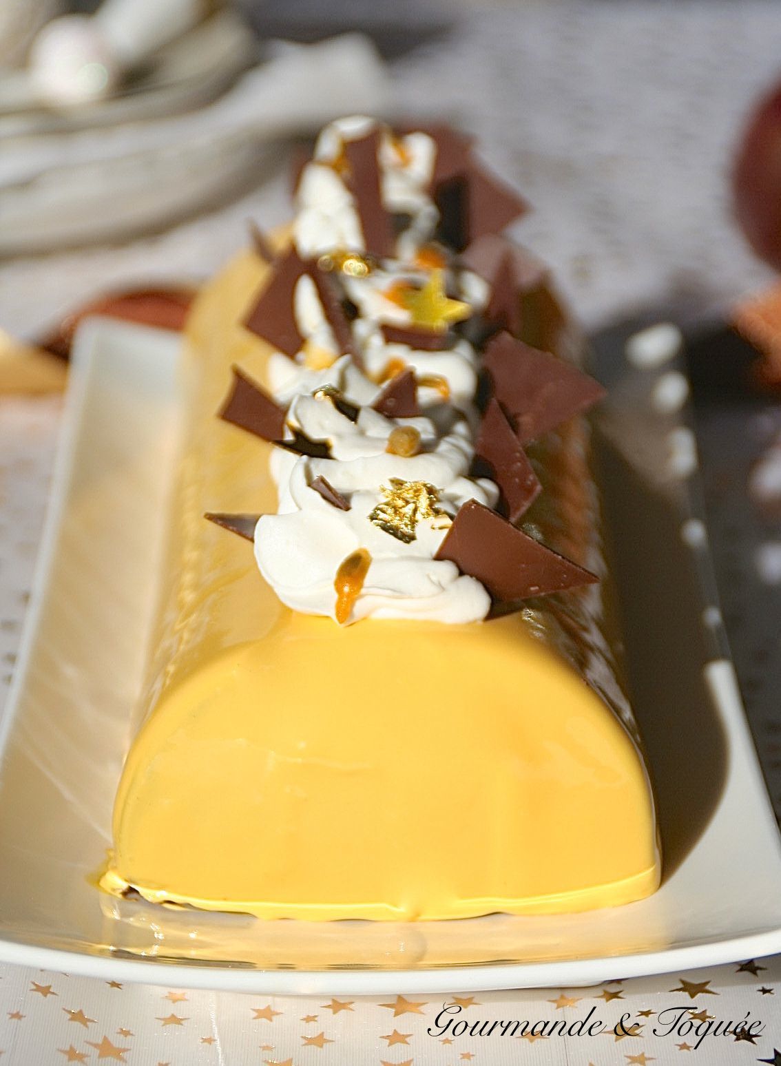Bûche aux fruits de la passion et au chocolat au lait