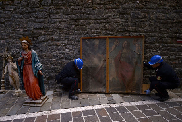 Art 'blue helmets' rescue Italy's treasures from rubble Art 'blue helmets' rescue Italy's treasures from rubble