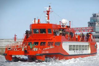 Kapal Pemecah Es di Laut Okhotsk Kapal Pemecah Es di Laut Okhotsk