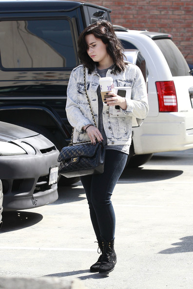 Top Black Celebrity Hair Stylist Demi+Lovato+Rocks+Acid+Washed+Denim+for+a+Casual+Coffee+Run+(2) - Top Black Celebrity Hair Stylist