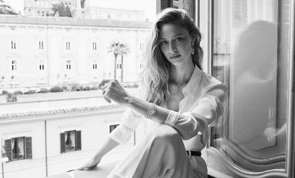 Beatrice Borromeo Casiraghi is the Brand Ambassador of Italian jewellery brand Buccellati. The new advertising campaign of Buccellati