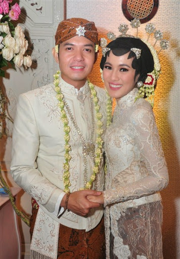 Model Gaun atau Baju Pengantin Elegan Terbaru Ala Artis Terbaik Model baju dan gaun pengantin kebaya modern ala artis terbaru