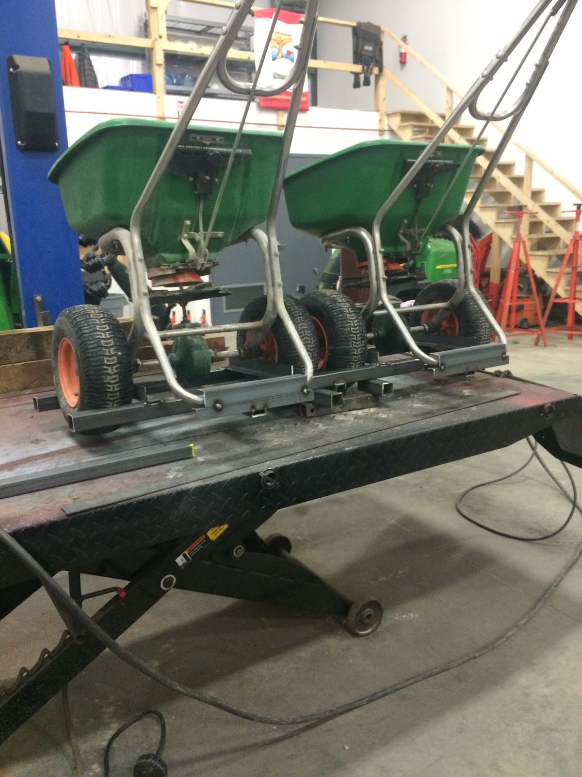 Bobs Shop Fertilizer spreader carrier (double wide)