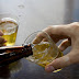 Jovem é levada à delegacia acusada de oferecer bebida alcoólica a menor