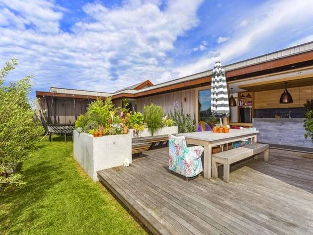 Australian Family House Design Combines The Best Of Bright And Sunny Oceanside Style And Contemporary Design Cues