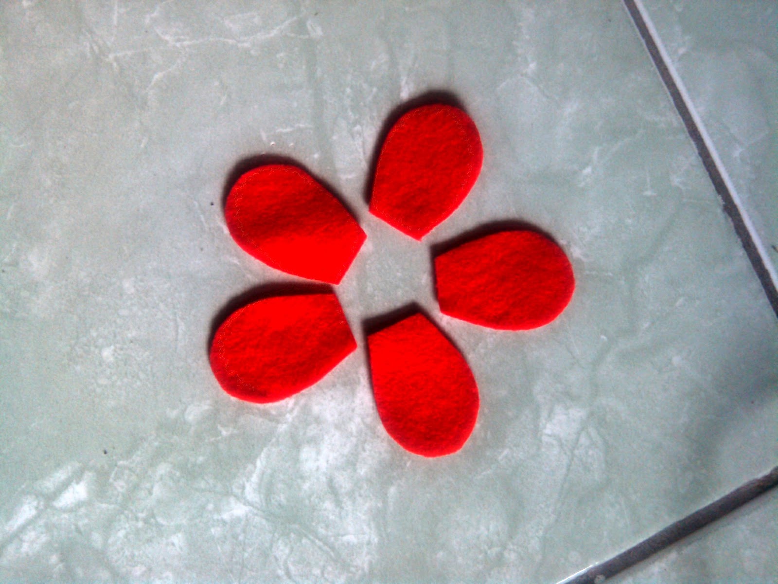 genamirazanii ^^ Cara Membuat Bross Bunga Dari Kain Flanel