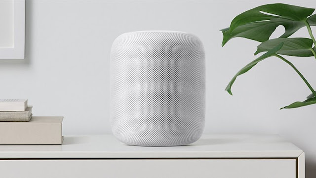 سيريSiri يجد نفسه في مكان من غرفة المعيشة مع HomePod. سيريSiri يجد نفسه في مكان من غرفة المعيشة مع HomePod.