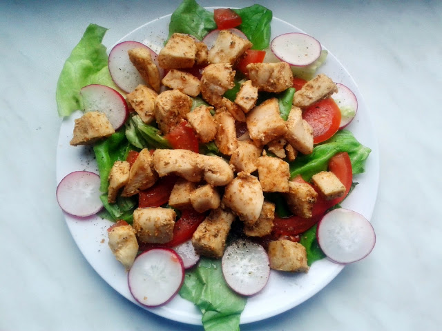 Kurczak z warzywami (sałata, rzodkiewka, papryka,pomidor) Kurczak z warzywami (sałata, rzodkiewka, papryka,pomidor)