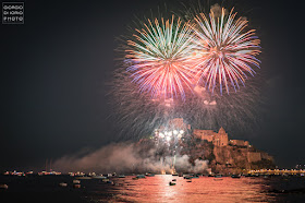 Antiche tradizioni dell' Isola d' Ischia, Festa a mare agli scogli di Sant' Anna, Festa di Sant'Anna 2018, foto Ischia, fotografare i fuochi d'artificio, Incendio del Castello Aragonese Ischia, 