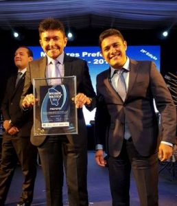  Prefeito Hellosman recebe premio por estar entre os 30 melhores prefeitos do Ceará