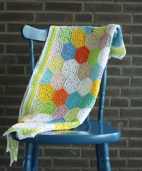 Fresh like spring: a crochet hexagon blanket | Happy in Red