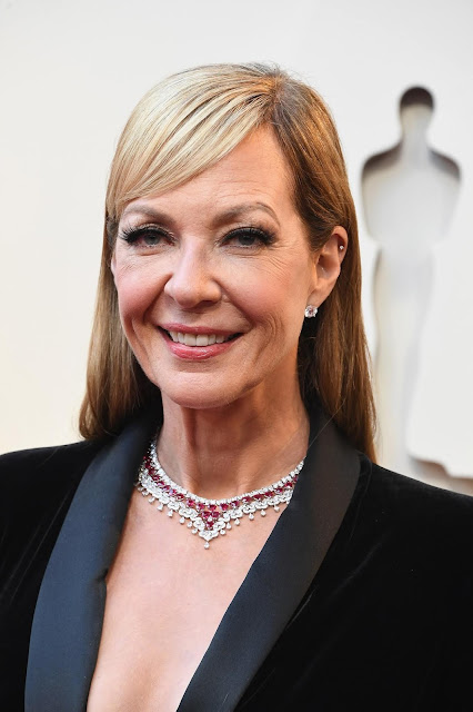 Allison Janney indossa collier di Chopard della collezione Red Carpet con diamanti e rubini e punti luce di diamanti alle orecchie.