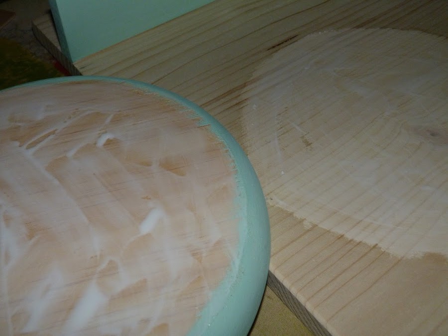 Y por qué he pintado sólo el borde? Porque el plato va a servir como soporte de un espejo, enmarcándolo y dándole relieve.