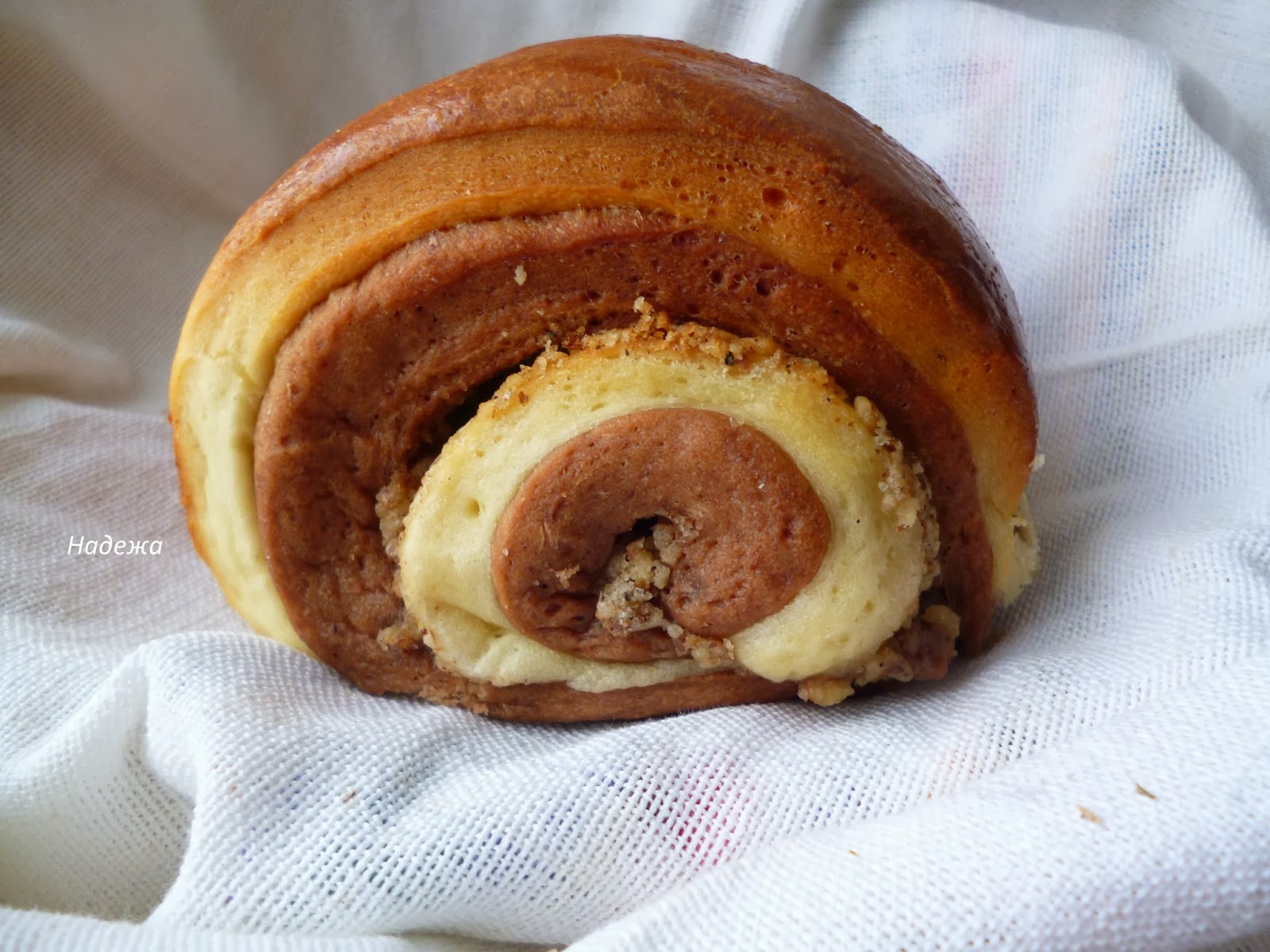 Булка с ореховой начинкой