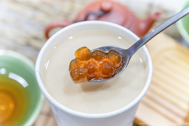 茶覓飲品，選用南投魚池好茶+手工炒糖，還有媲美放大版鮭魚卵的珍珠嫩Q好吃！