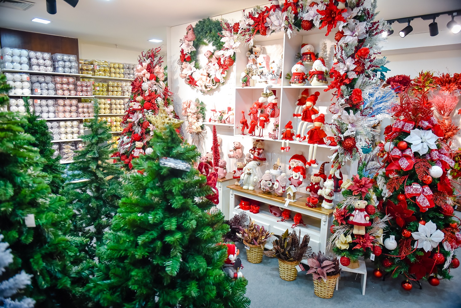 A mais de três meses do Natal, começa venda de enfeites no Shopping Curitiba