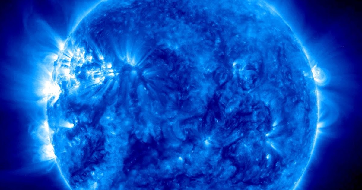 Черный голубой солнце. Голубой сверхгигант звезда. Самая большая звезда r136a1. Синее солнце настоящее. Голубое солнце в космосе.