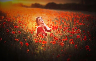 belle femme romantique dans champs fleuris