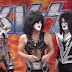 Em vídeo de 2012, Kiss exige que entrevistador tire camisa do Iron Maiden