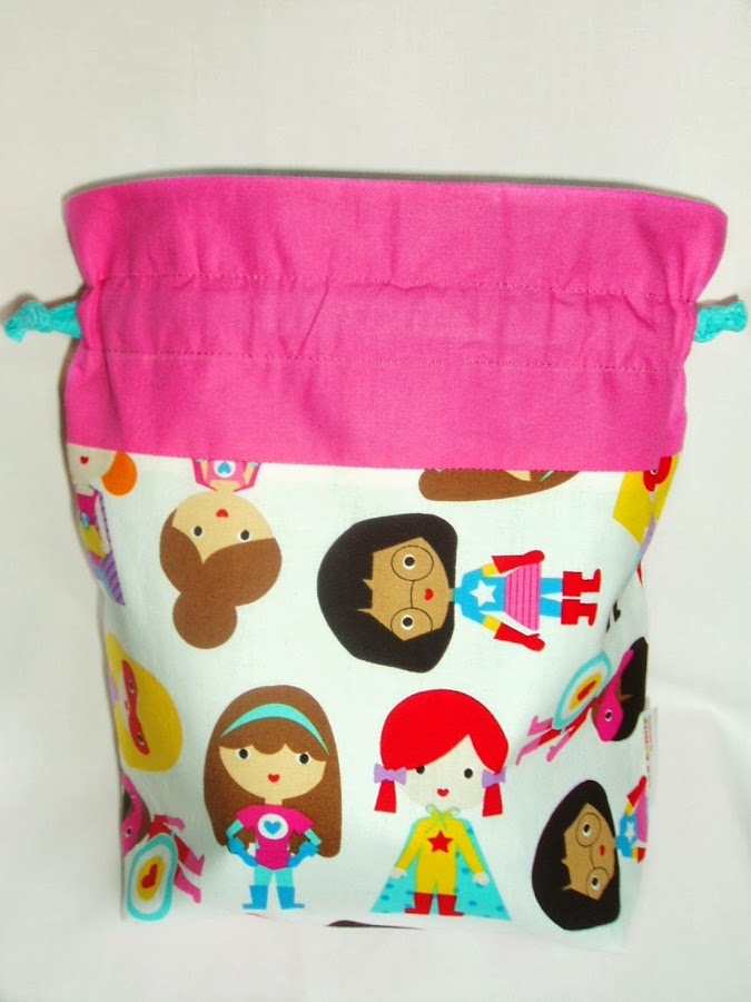 bolsita de tela con dibujo de superheroina para danza o para merienda