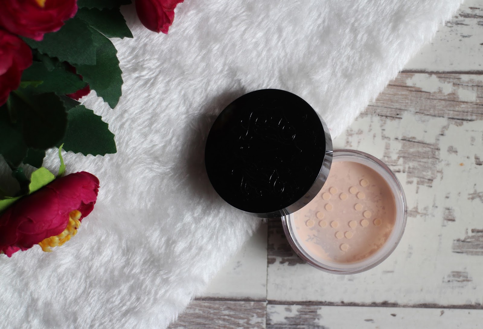 Kat Von D Lock It Concealer and Brightening Powder Kat Von D Lock It Concealer and Brightening Powder