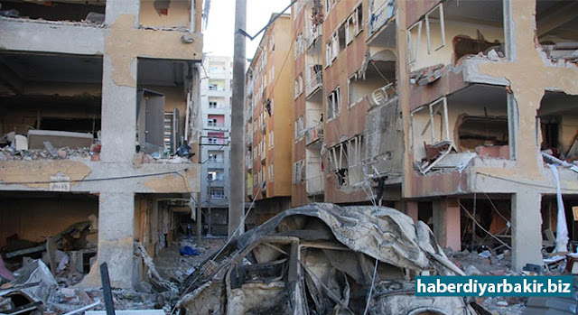 Bağlar’daki saldırıda zarar görenlere 51 milyon lira ödendi DİYARBAKIR-Diyarbakır’ın Bağlar ilçesinde 4 Kasım 2016 tarihinde Emniyet Müdürlüğü Ek binasına düzenlenen bombalı saldırıda zarar gören vatandaş ve esnafa, Valilik tarafından 51 milyon 767 bin 33 lira yardım yapıldı.